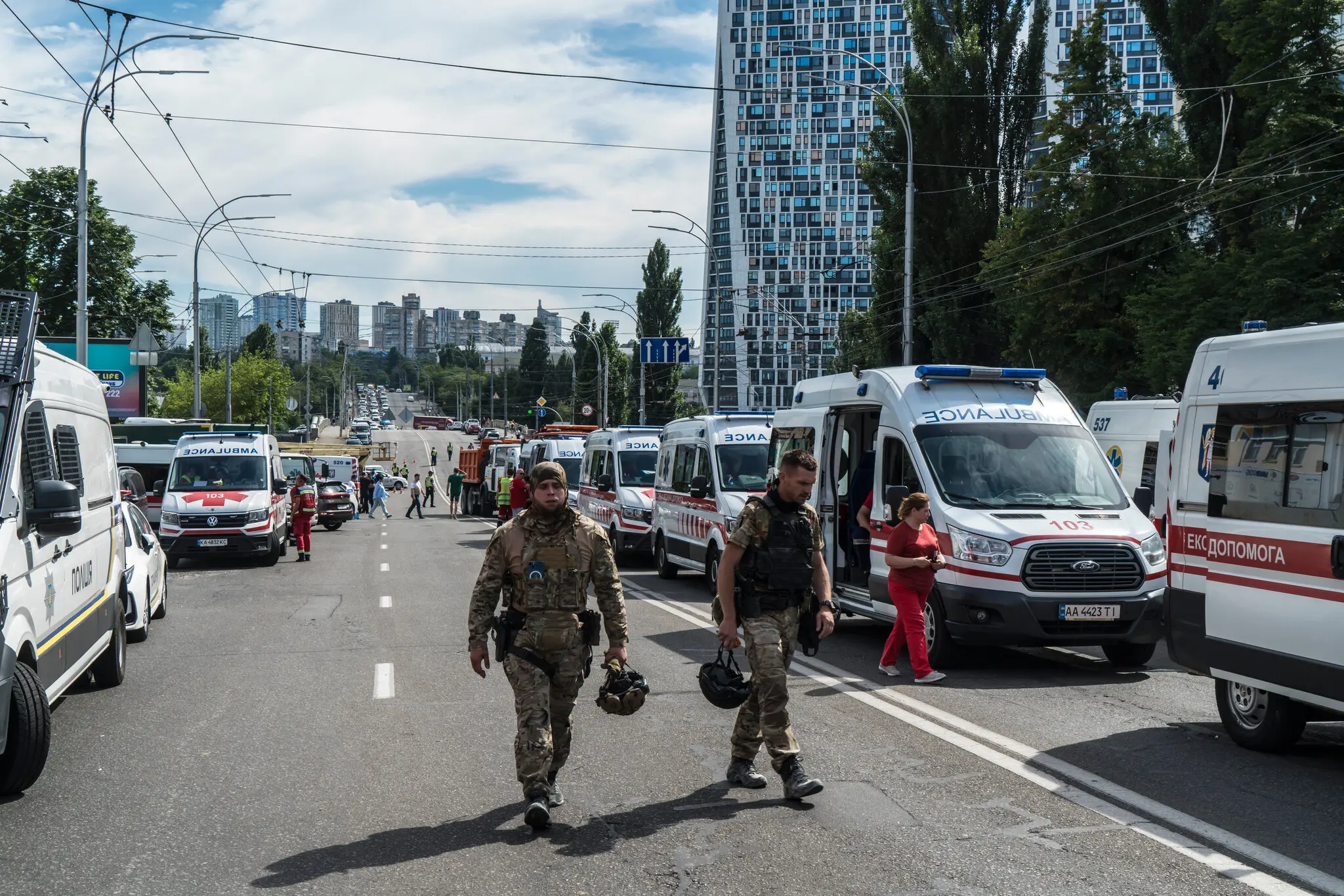 Карети швидкої допомоги вишиковуються на вулиці, щоб перевезти пацієнтів до інших лікарень.